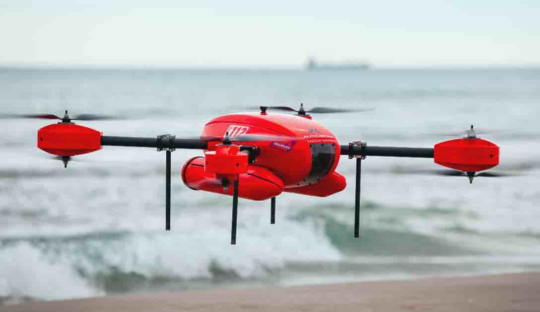 Le drone Auxdron Lifeguard permet de réaliser des missions de recherche et sauvetage en mer.