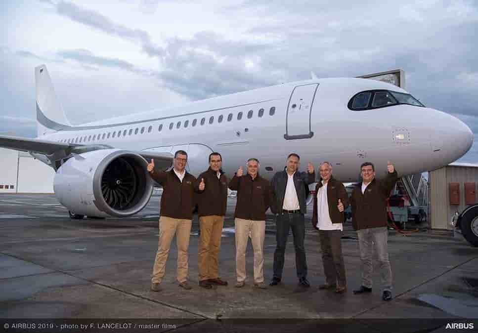 L'équipage du vol record de l'Airbus ACJ319neo.