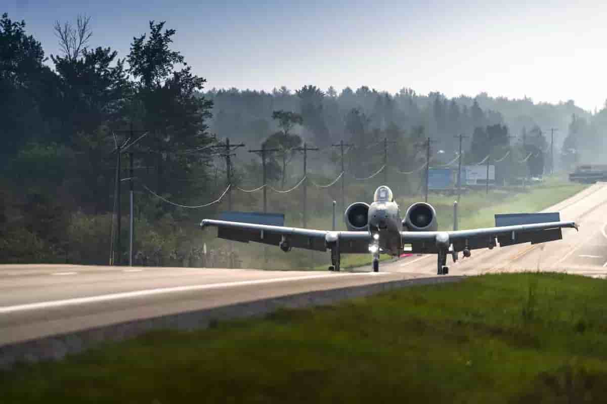 Un A-10 durant un exercice depuis une route.
