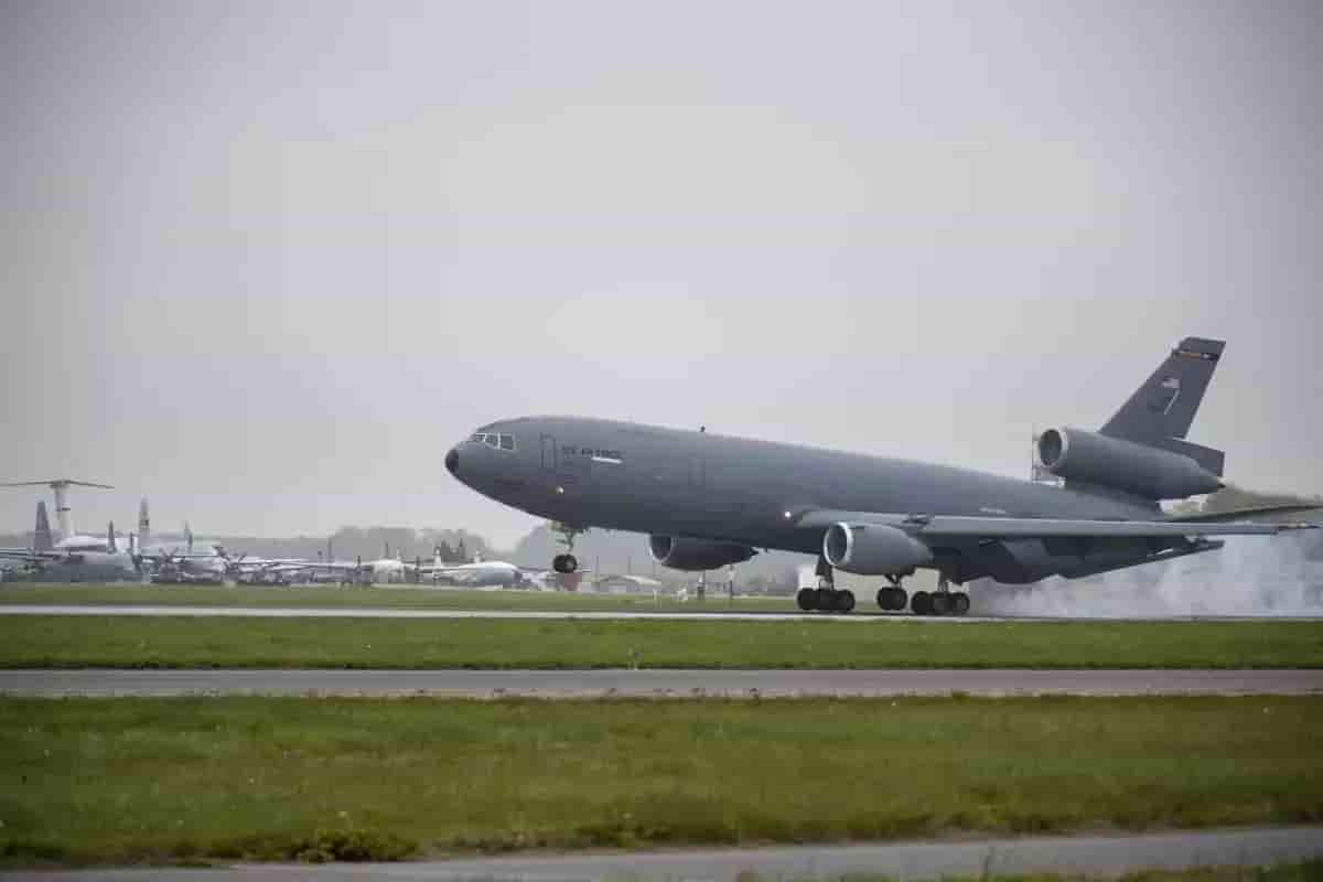 Le tout premier KC-10A de l'USAF lors de son dernier atterrissage pour sa mise à la retraite au sein de l'Air Mobility Command Museum.