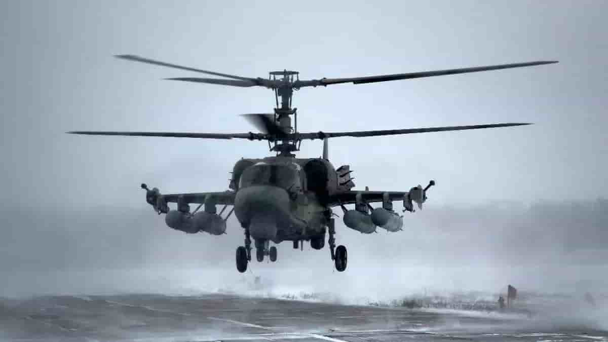 Hélicoptère de combat Ka-52 russe équipé de quatre réservoirs externes.