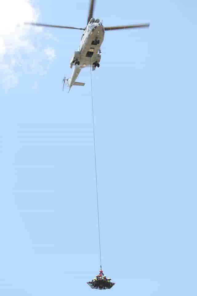 La nacelle sous un Puma de l'armée de l'Air.