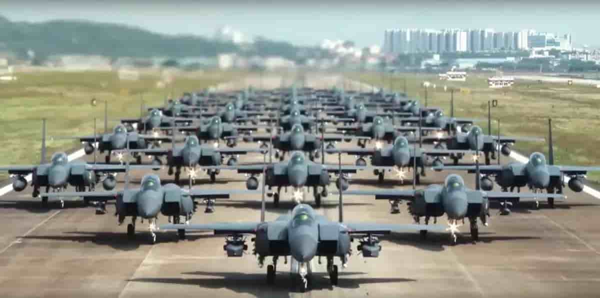 Elephant walk de 34 F-15K en réponse au trois tirs de missiles nord-coréens du 24 mai 2022.