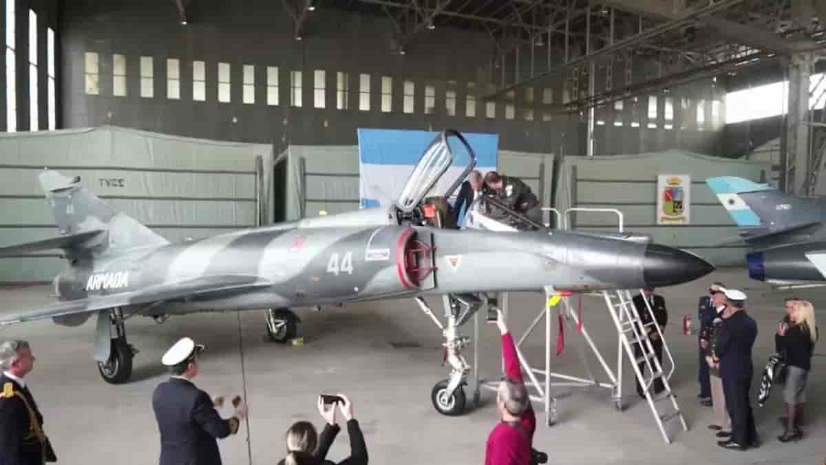 Super-Étendard modernisé et Super-Étendard (arrière-plan) de l'Aéronavale argentine.