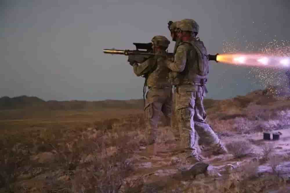 Tir d'un FIM-92 Stinger par des soldats de l'US Army.