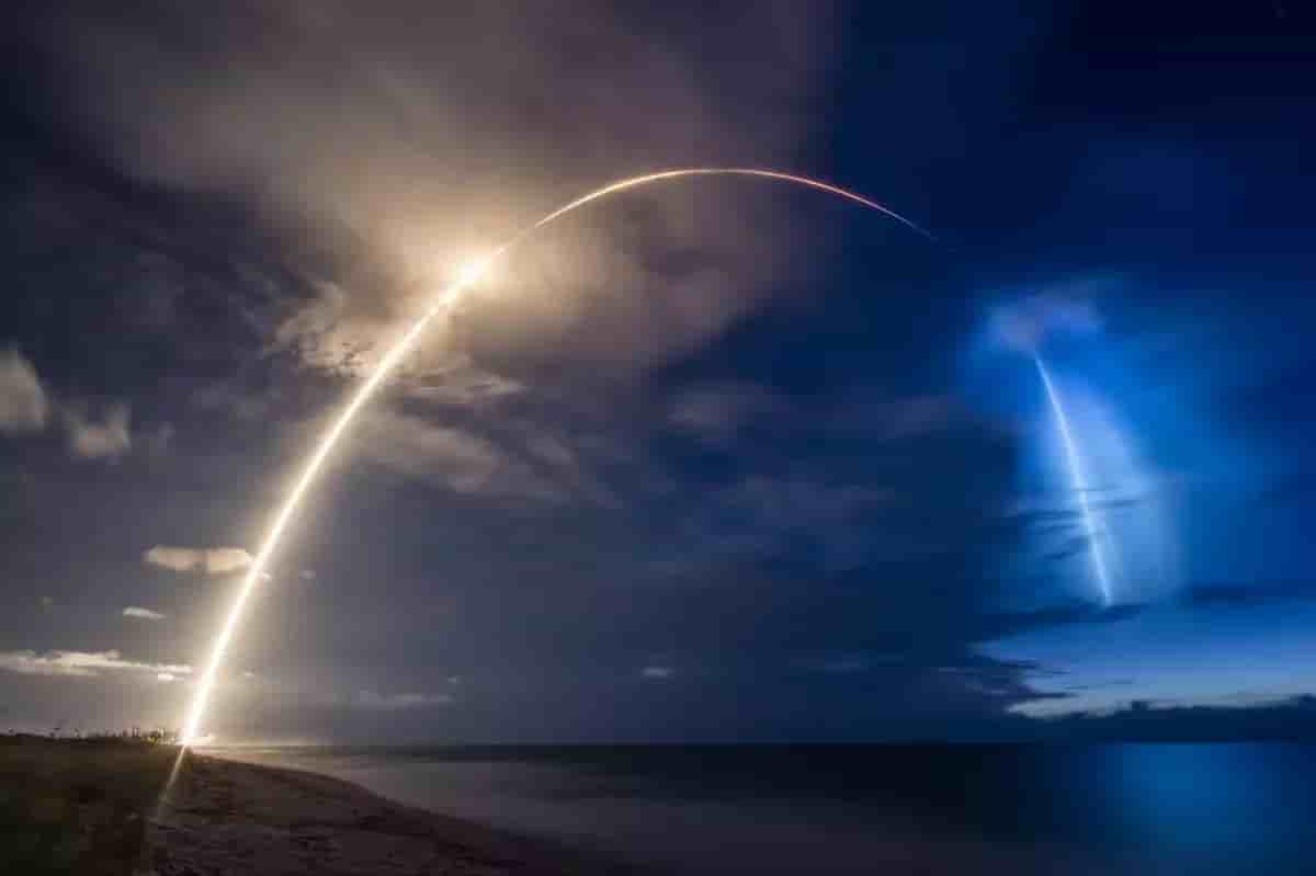 Lancement de satellites Starlink à bord d'une fusée Falcon 9.