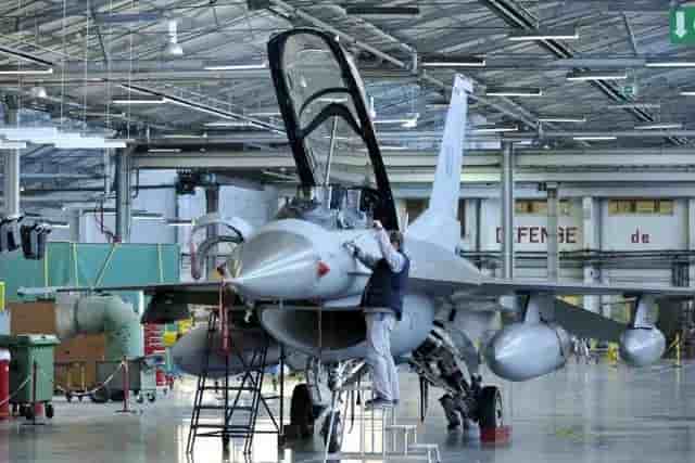 Un F-16 de l'USAF lors de son entretien à la SABCA.