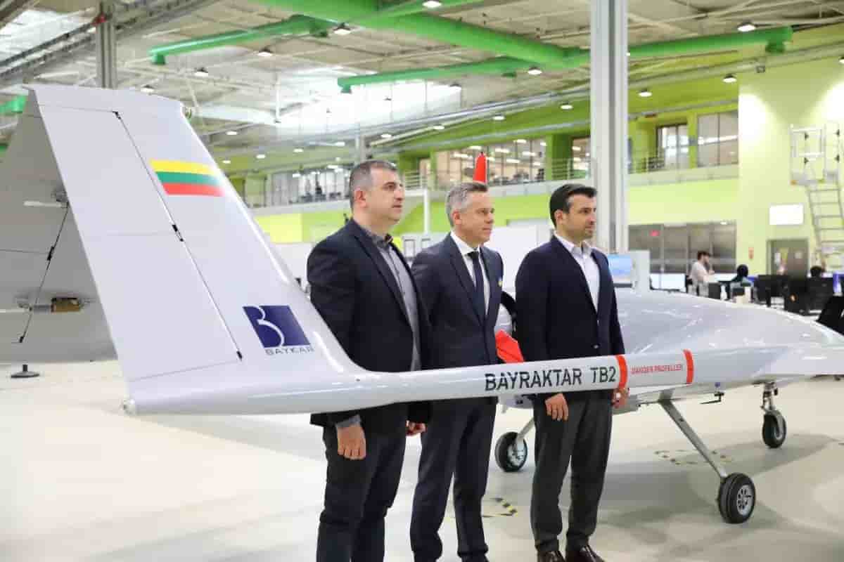 Haluk Bayraktar (CEO Baykar), le ministre de la Défense lituanien Vilius Semeska et Selcuk Bayraktar (responsable technique Baykar) pour la commande du drone TB-2 suite à un financement participatif organisé en Lituanie.