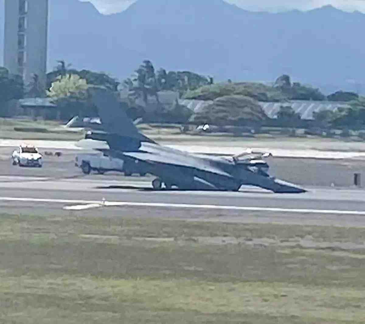 F-16 taïwanais qui s'est posé en urgence sur l'aéroport d'Honolulu suite à problème concernant son train avant.