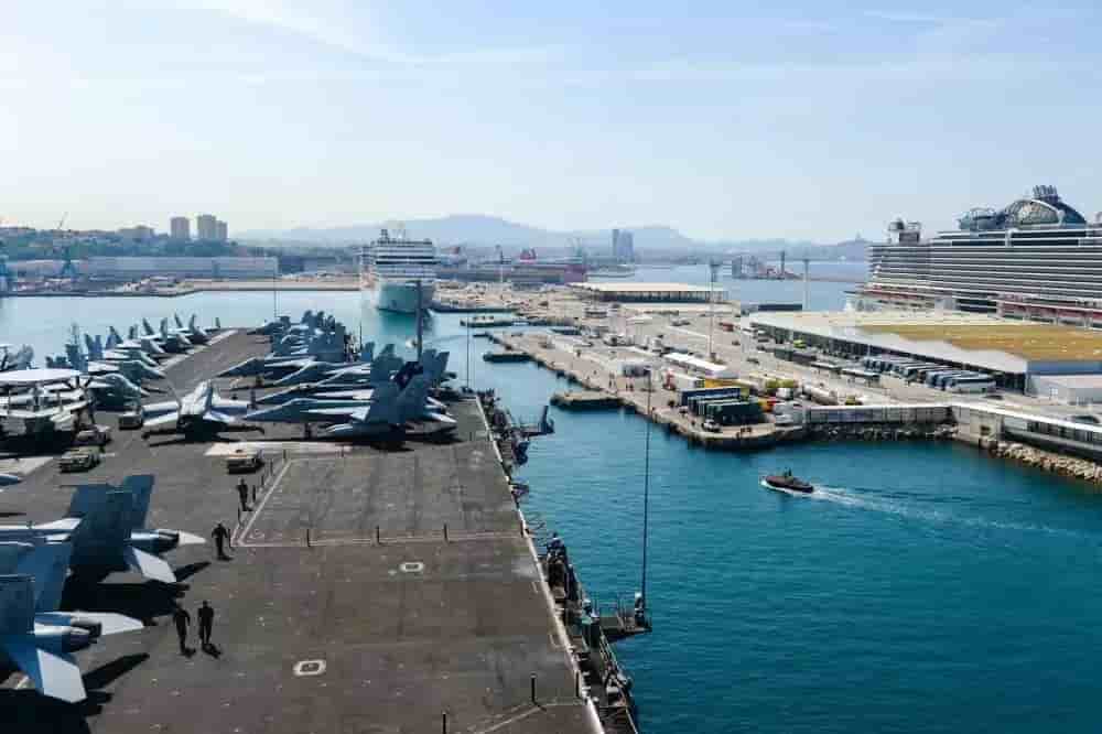 Le porte-avions américain CVN-75 Harry S. Truman lors de sa visite de Marseille le 18 juin 2022.