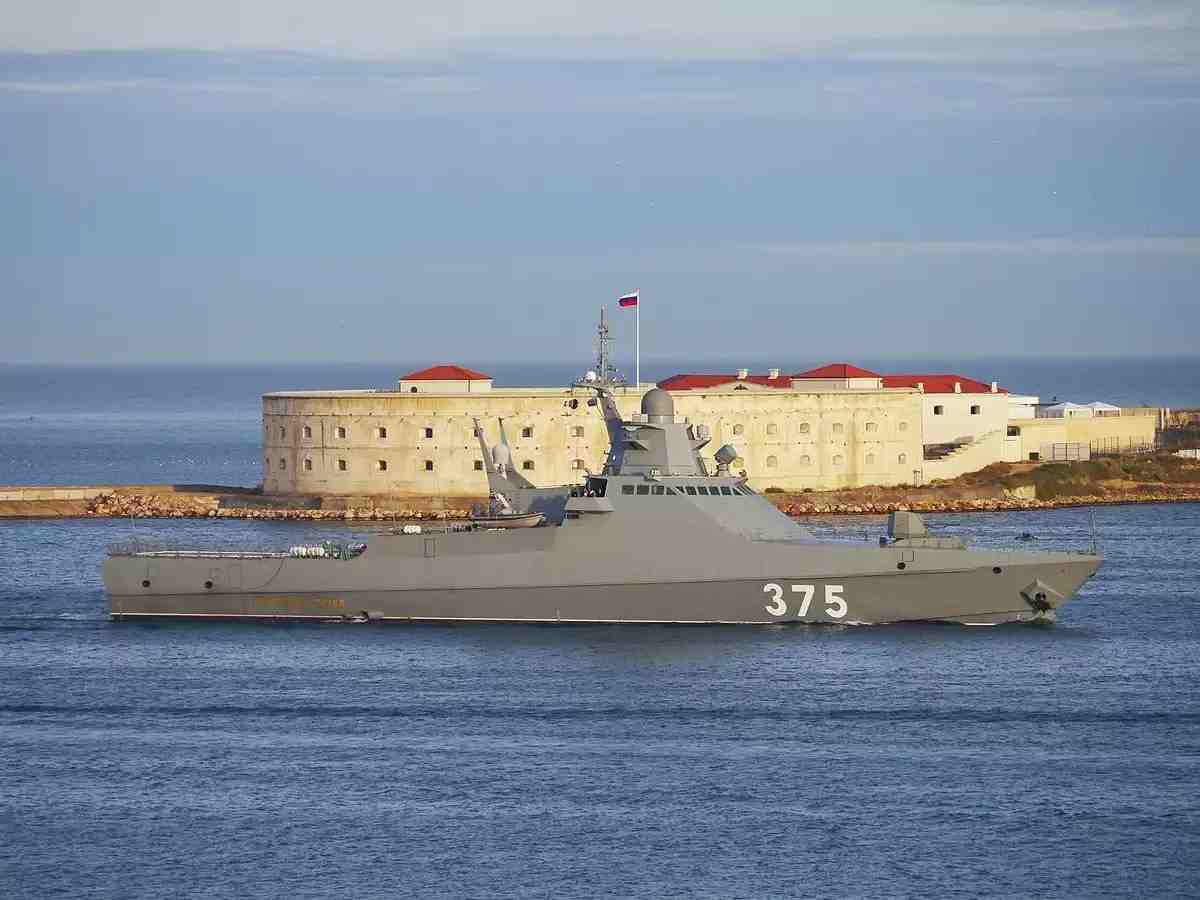 Patrouilleur de haute mer Dmitriy Rogachyov dans Sébastopol (classe Vasily Bykov).