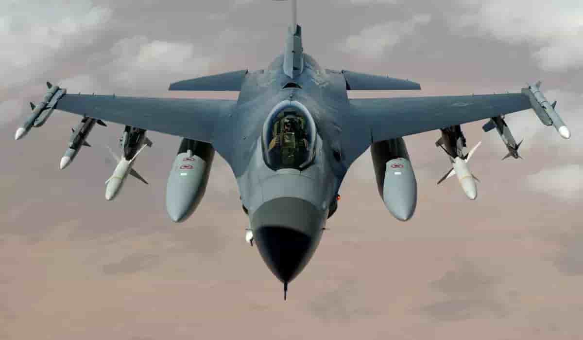 Vol d'un F-16 Fighting Falcon au dessus de l'Iraq lors de l'opération Iraqi Freedom, en 2003.