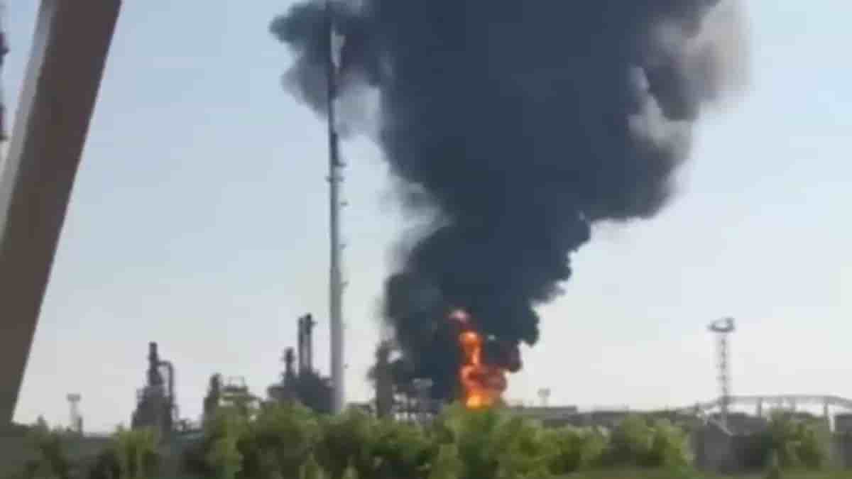 La rafinerie de Novochakhtinsk en feu après une attaque d'un drone ukrainien.
