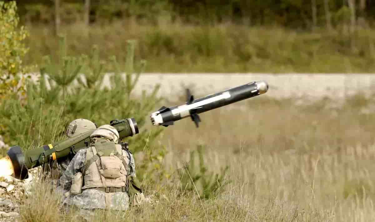 Soldat américain testant un lance-missile Javelin.