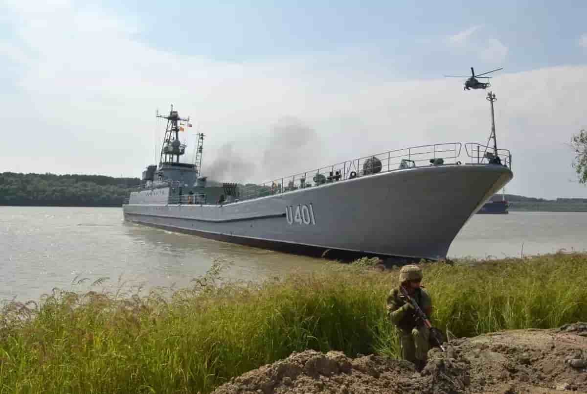 LST ukrainien Yuri Olefirenko (U401) lors d'un exercice.