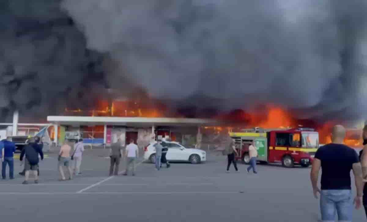 La frappe russe sur le centre commercial de Krementchouk a provoqué un gigantesque incendie.