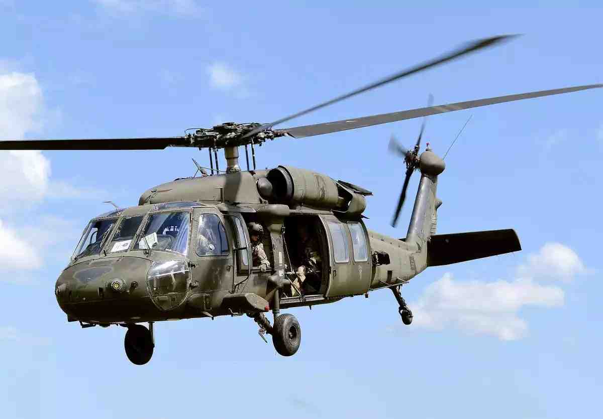 Des soldats du 2nd Cavalry Regiment s'entraînent à bord d'un UH-60 Black Hawk