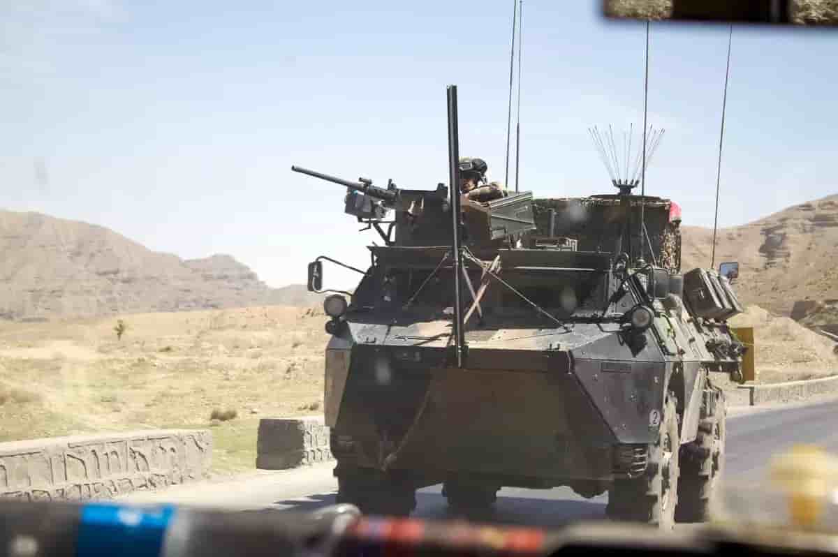 Un VAB de l'armée française photographié sur une route afghane, en 2010.