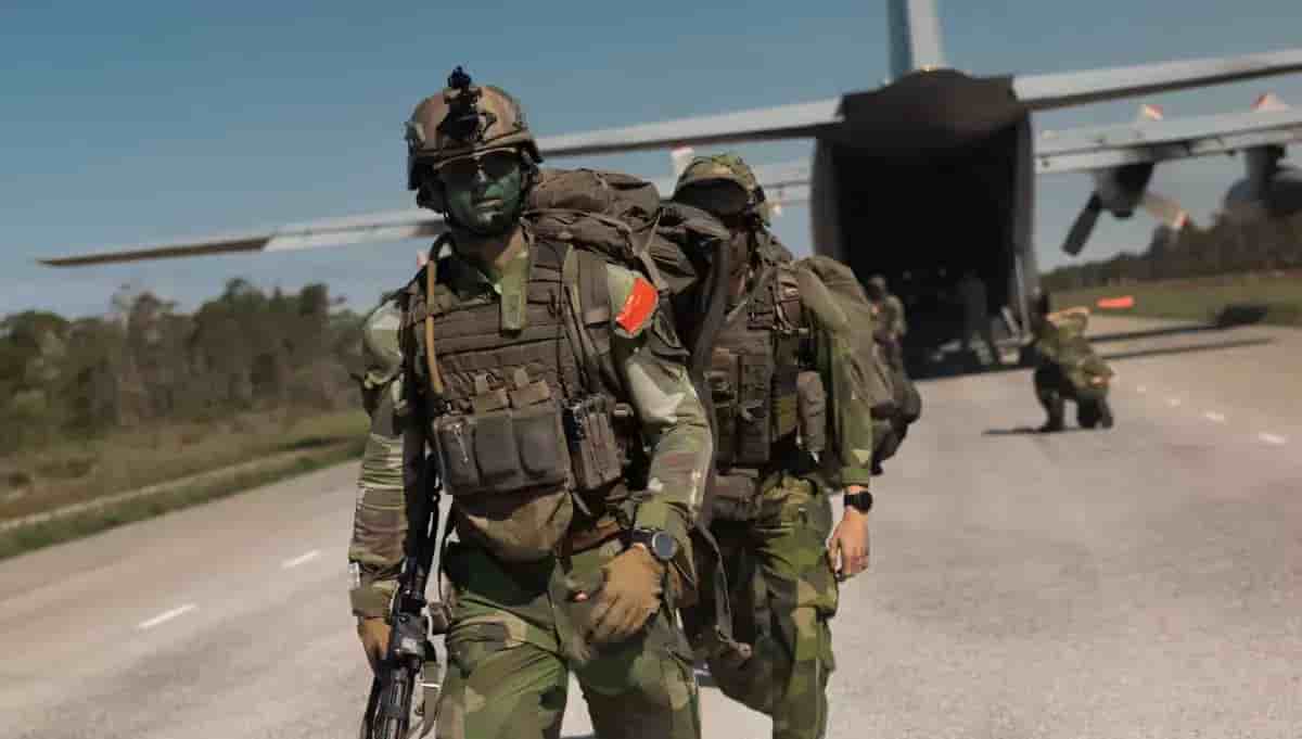 Des rangers de l'armée suédoise débarquent d'un C-130 Hercule lors de l'exercice BALTOPS 22 organisé par l'OTAN.
