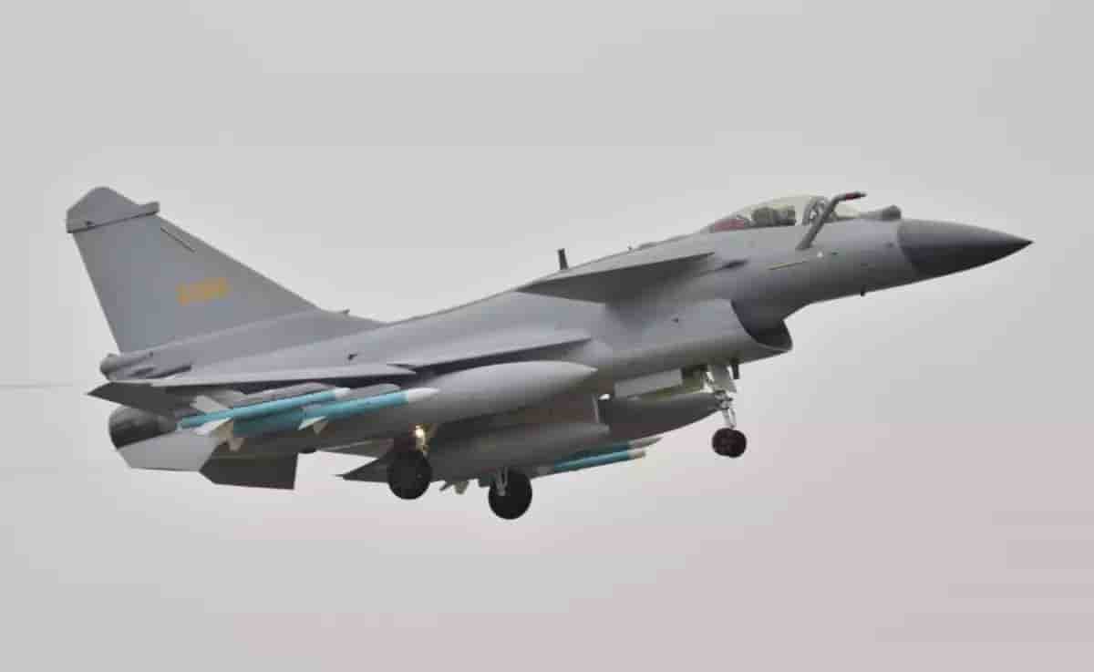 Le J-10 en vol lors du salon aérien ZhuHai, en 2018.