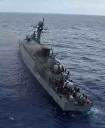 La corvette péruvienne BAP Guise en feu durant RIMPAC 2022.