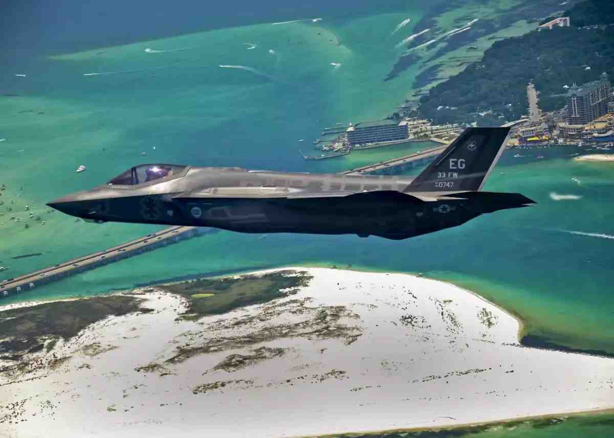 Le premier F-35A livré à l'U.S. Air Force, lors de son vol vers la base aérienne d'Eglin en 2011.