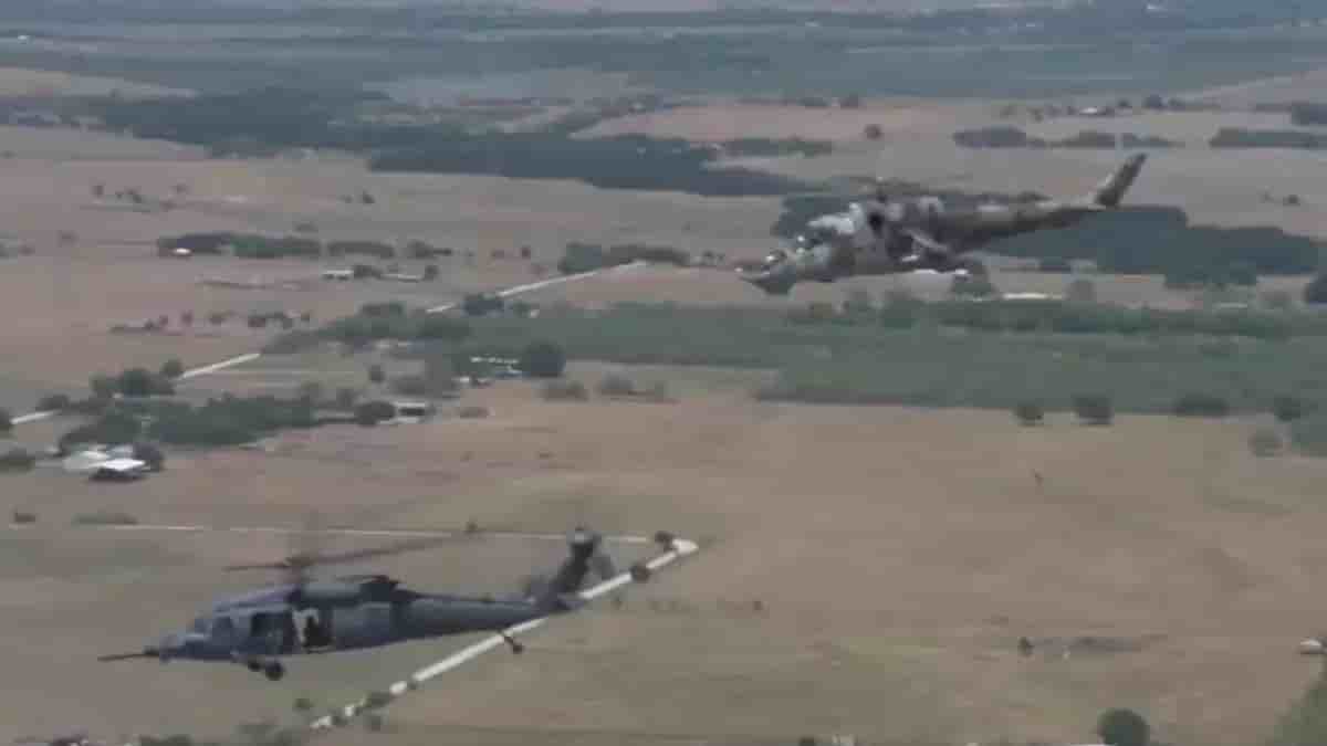 Un HH-60W Jolly Green II et un Mil Mi-24D lors d'un entrainement au combat air-air (juillet 2022).