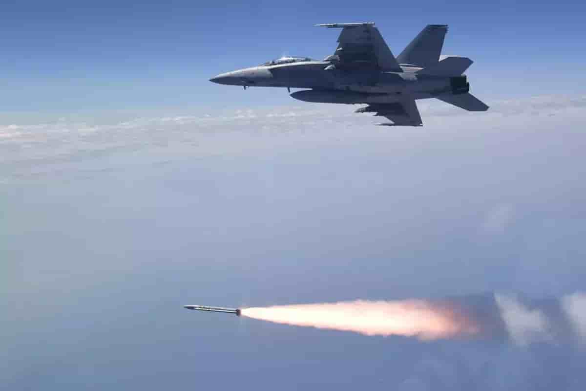 Photographie aérienne lors du troisième test du missile AARGM-ER ou AGM-88G, le 21 juillet 2022.