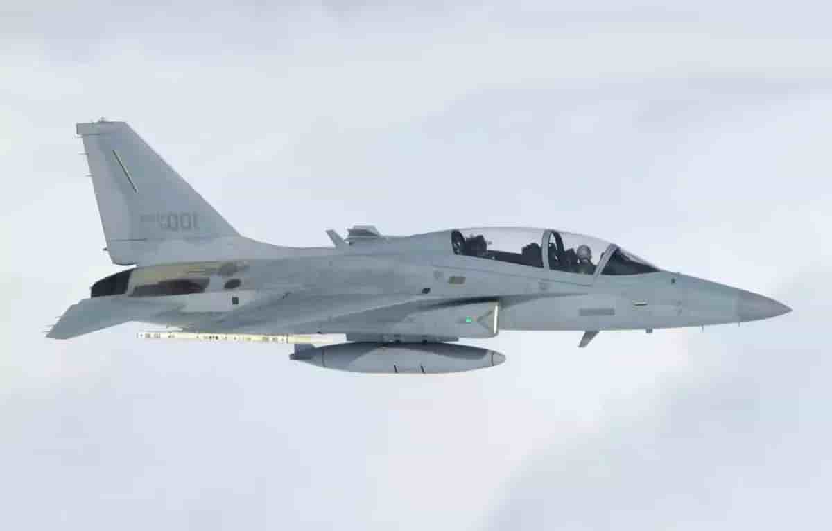 Un avion de chasse T-50 en vol, dont le FA-50 est une version modernisée.
