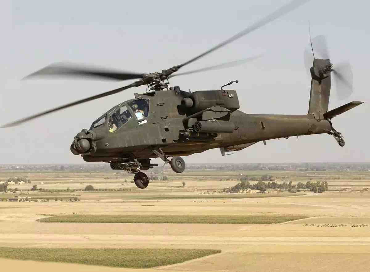 Un hélicoptère Apache AH-64D en vol au-dessus du camp Speicher, en Irak.