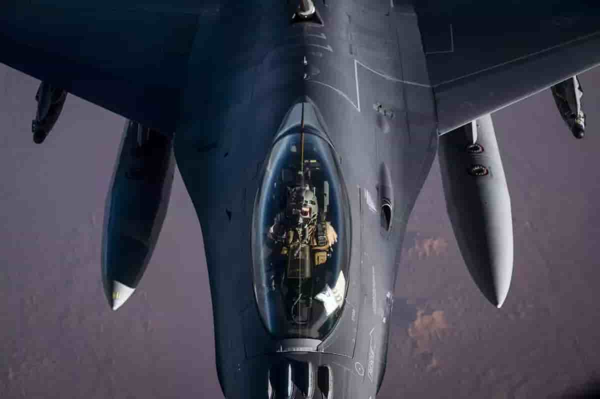 Le pilote d'un F-16 effectue un refuelling grâce à un KC-135, en 2021.