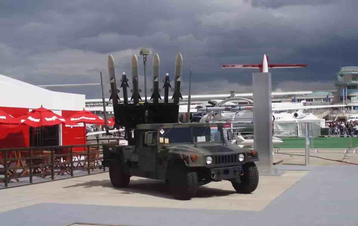 Le missile AIM-120 AMRAAM, exposé ici dans une configuration sol-air.