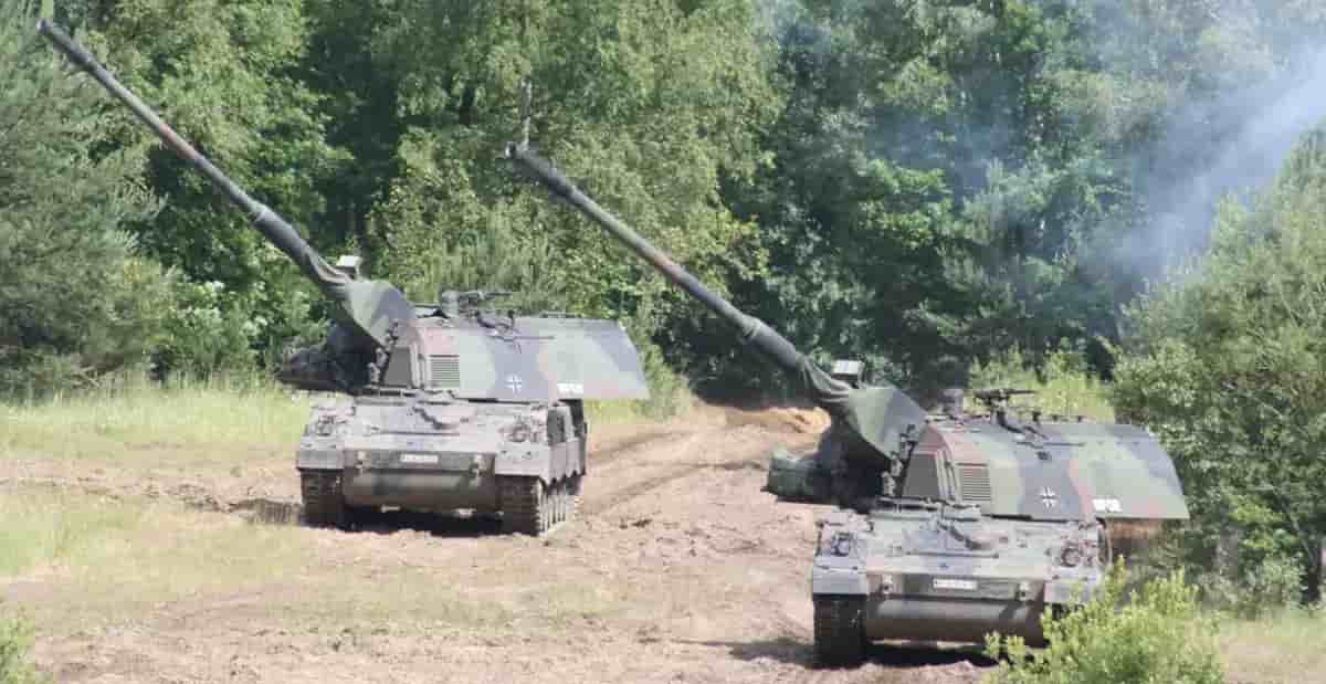 Deux obusiers automoteurs allemands PzH 2000 de 155 mm durant un exercice.