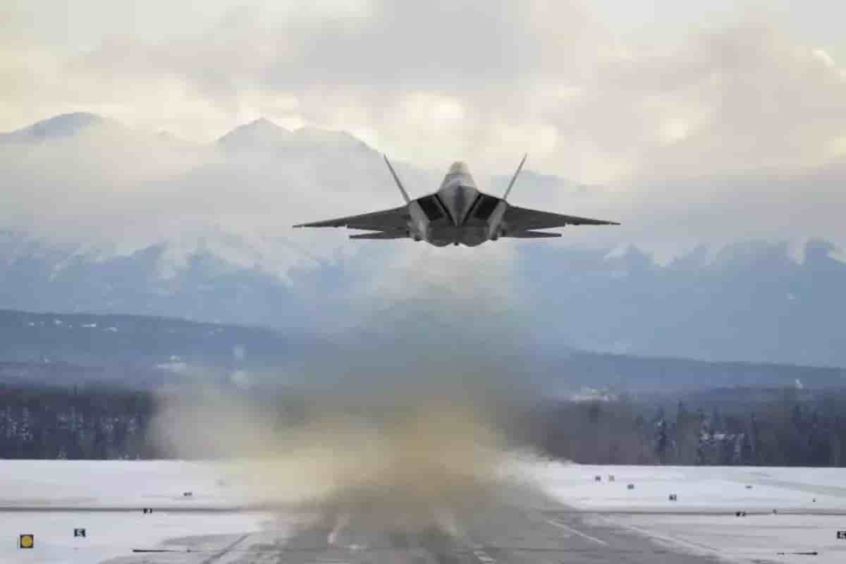 Un F-22 américain décollant depuis la base aérienne Joint Base Elmendorf-Richardson.