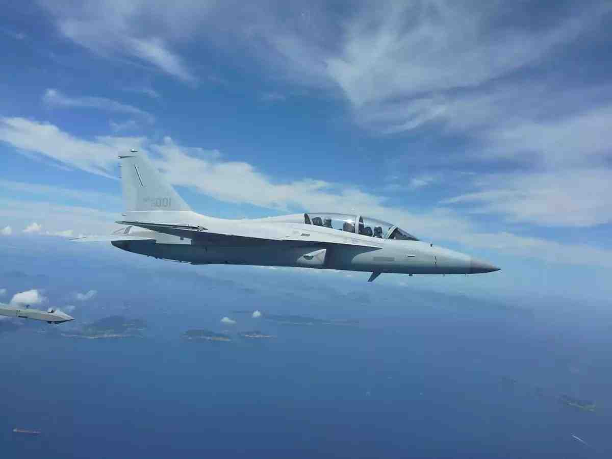 Vol-test d'un FA-50 Fighting Eagle en 2012.