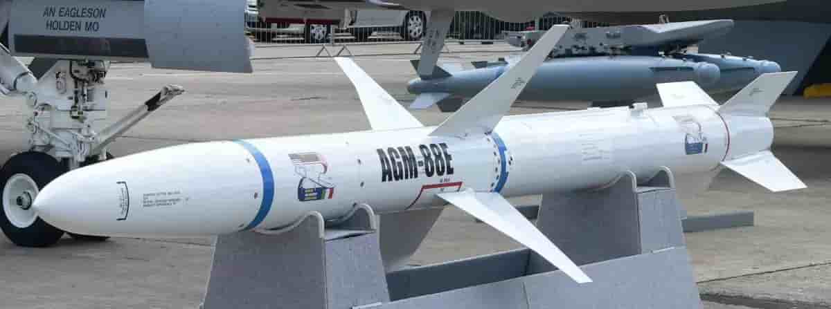 Le missile américain AGM-88 HARM, ici exposé lors d'un salon en 2007.