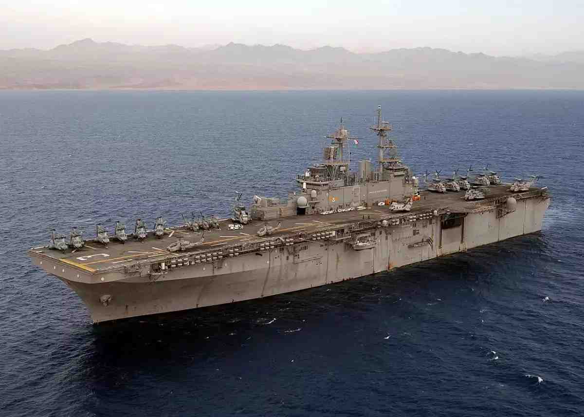 L'USS Kearsarge dans le Golfe d'Aqaba, peu avant une visite du président George W. Bush en 2003.