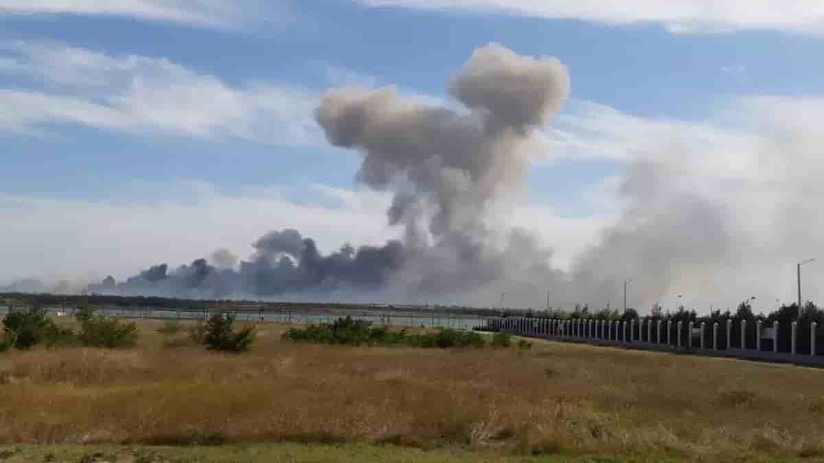 Panache de fumée suite aux explosions sur la base aérienne russe de Saky en Crimée.