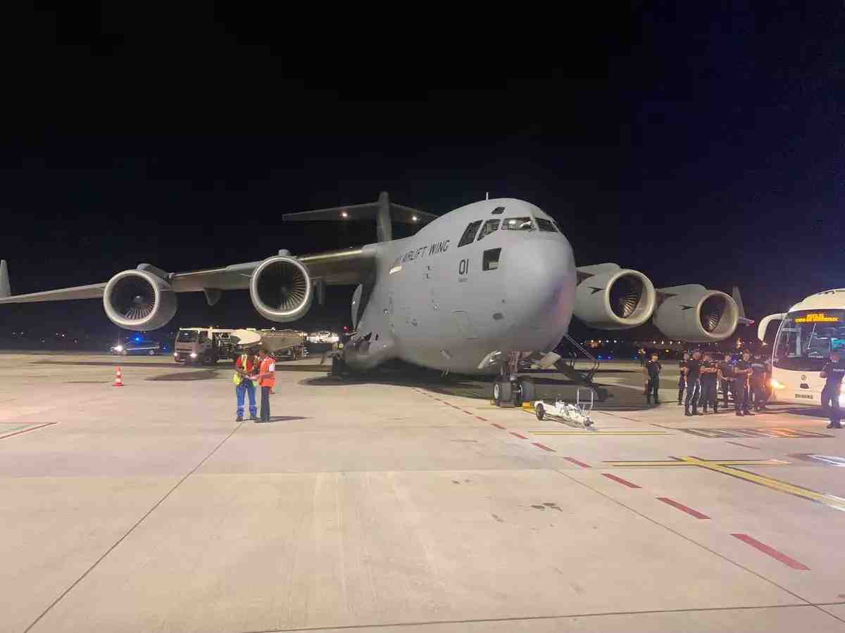 L'un des deux C-17 du HLW à Bordeaux avec des pompiers Roumains.