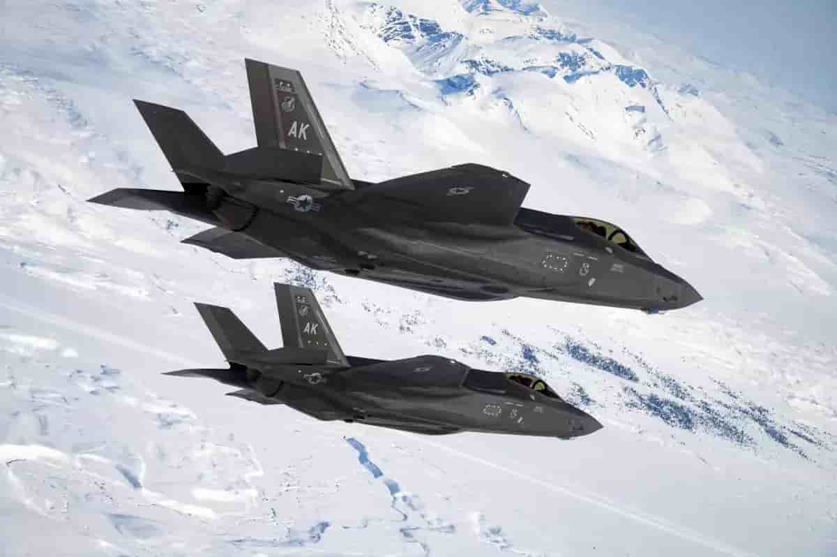 Deux chasseurs F-35 en vol au-dessus d'un base d'essai américaine située en Alaska, en avril 2022.