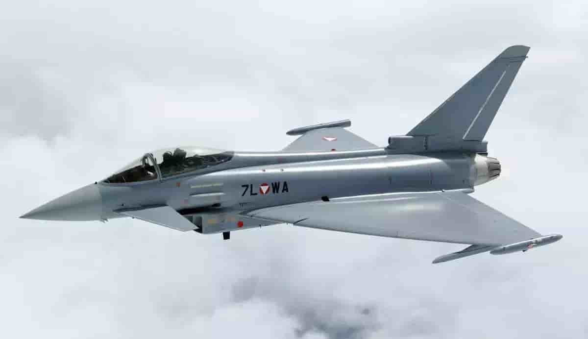 Le premier Eurofighter autrichien au dessus de la base aérienne de Zwelteg, en Autriche.