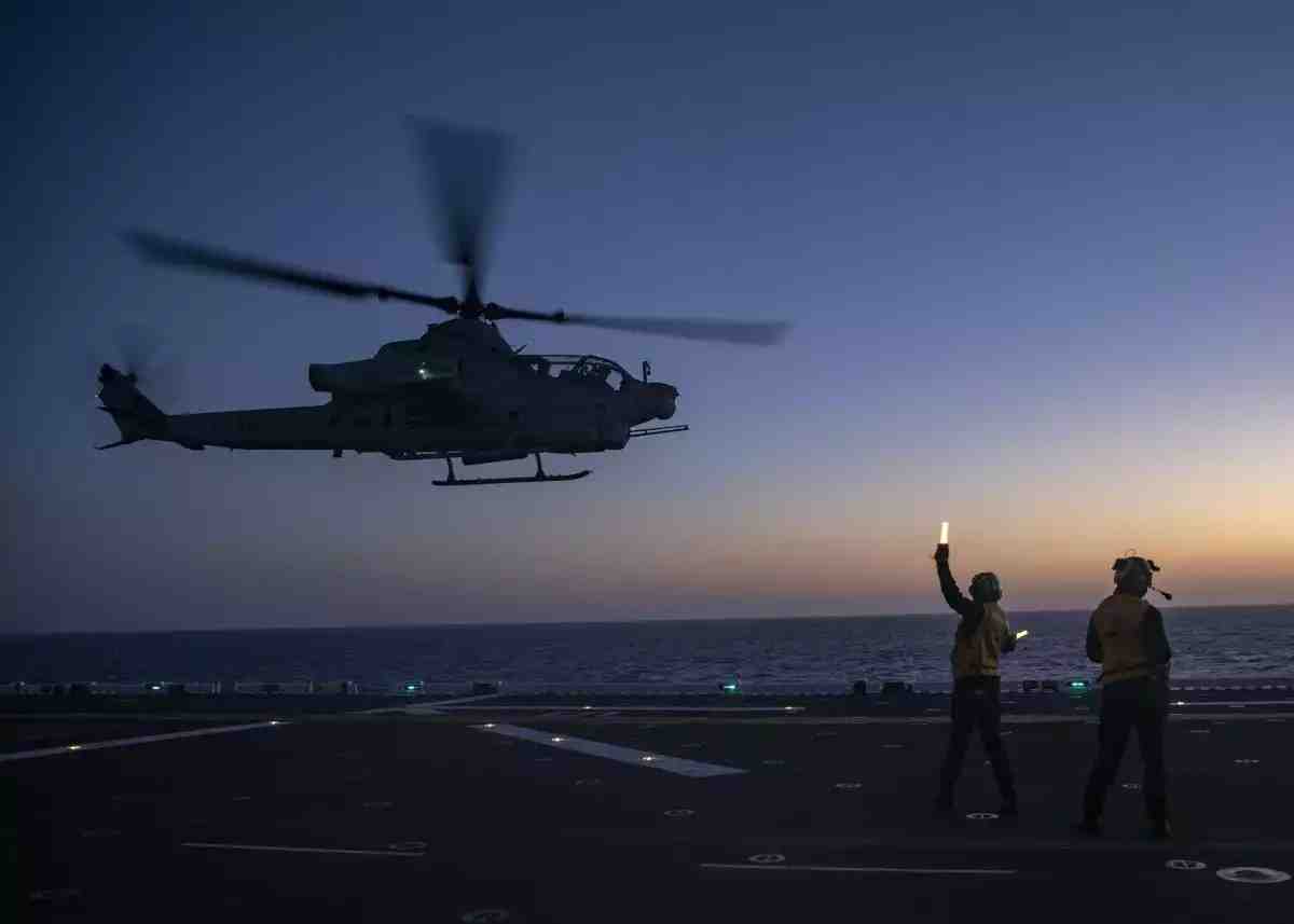Un AH-Z1 Viper atterrissant sur le pont de l'USS Makin Island, en avril 2022.