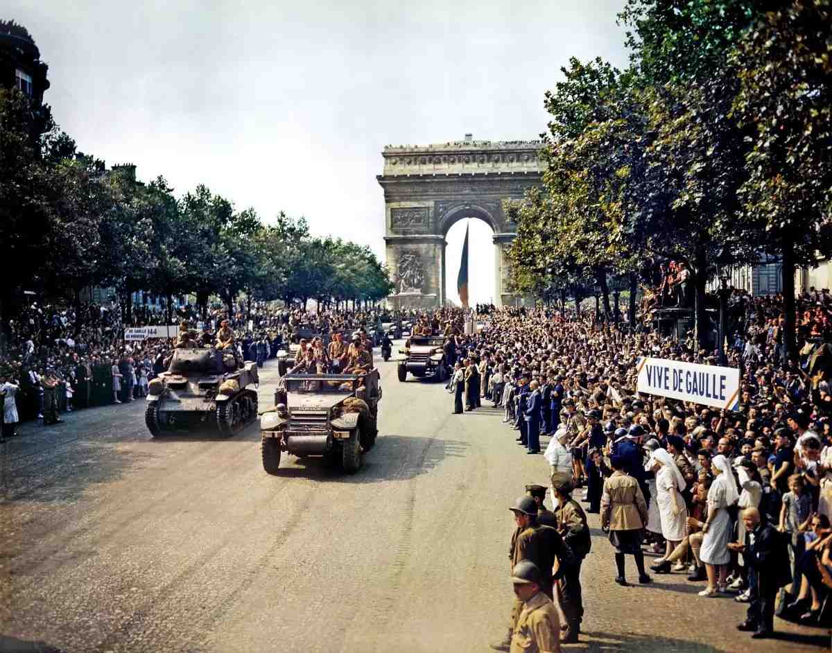 Des éléments de la 2ème division blindée durant la descente des Champs-Élysées du 26 août 1944.