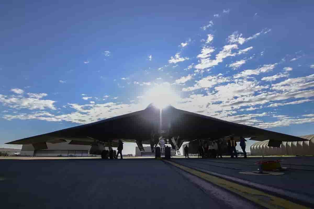 Bombardier furtif B-2 Spirit au sol.