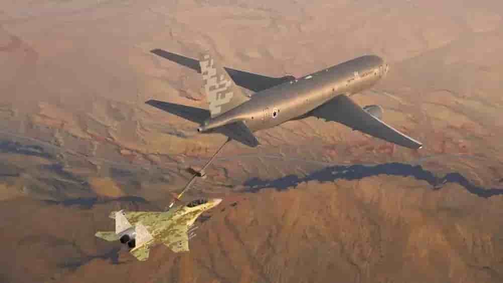 Image de synthèse d'un KC-46A Pegasus en train de ravitailler un F-15 israélien.