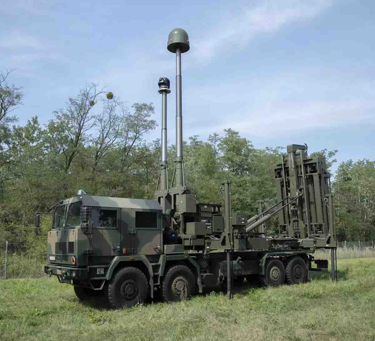 Système Narew composé d'un camion PGZ et du système iLauncher permettant l'emploi du missile anti-aérien courte portée CAMM.