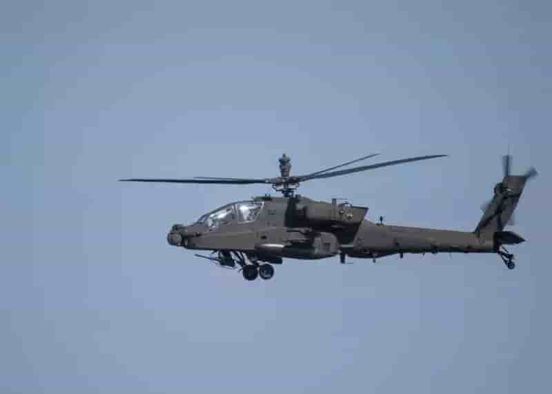 Un hélicoptère de combat AH-64Ev6 Apache de l'US Army en vol.