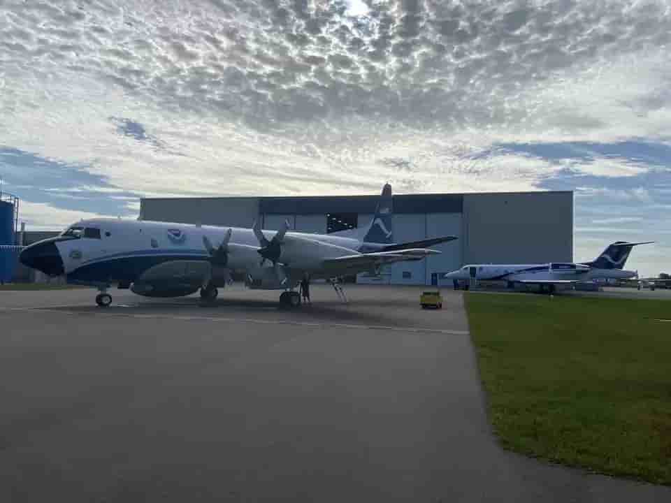 WP-3D Orion N42RF Kermit and NOAA Gulfstream IV-SP N49RF Gonzo on the ramp at WP-3D et Gulfstream IV-SP de la NOAA.