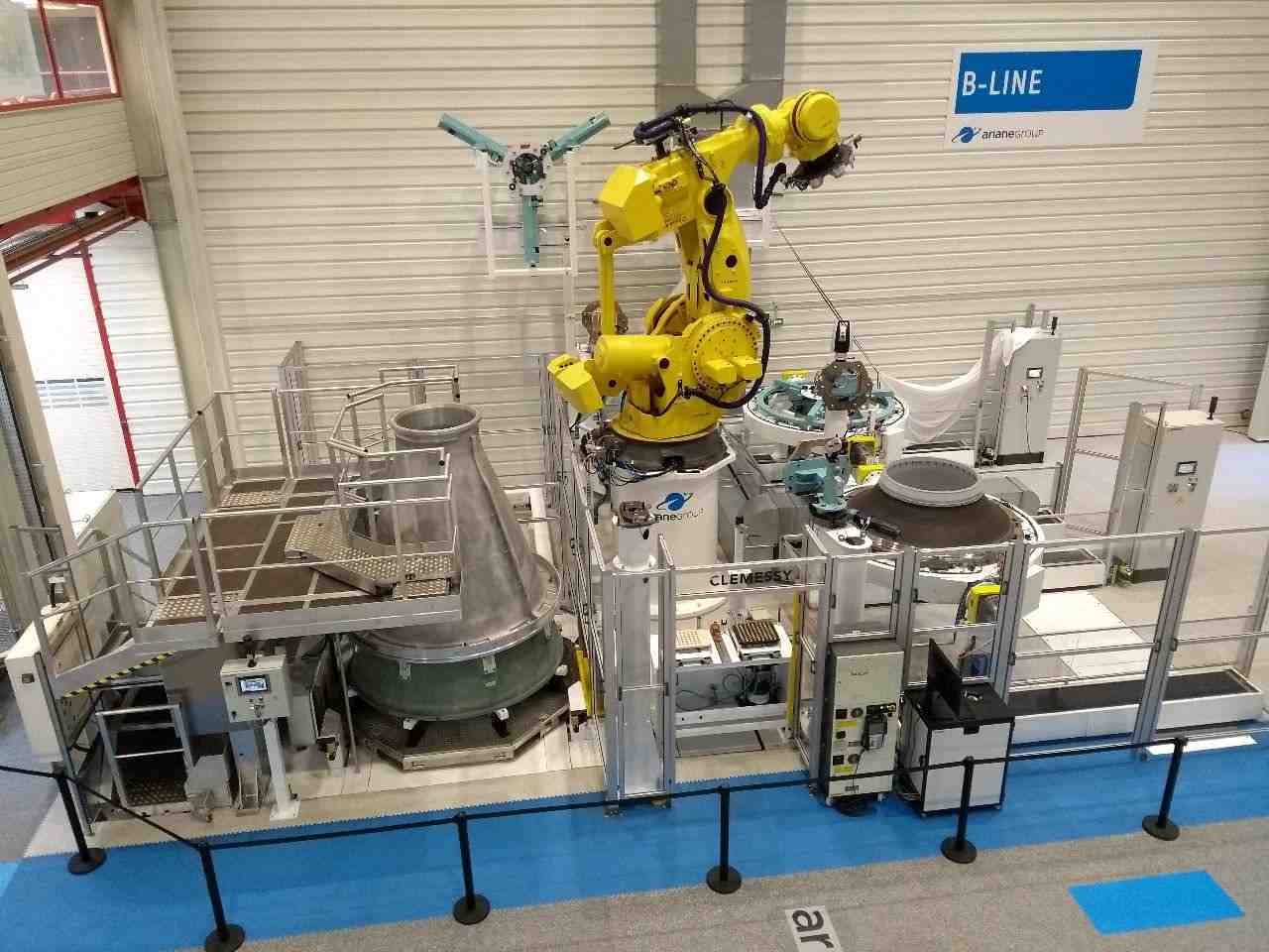 Le robot du poste d'assemblage a dévoilé le panneau B-Line lors de la cérémonie d'inauguration