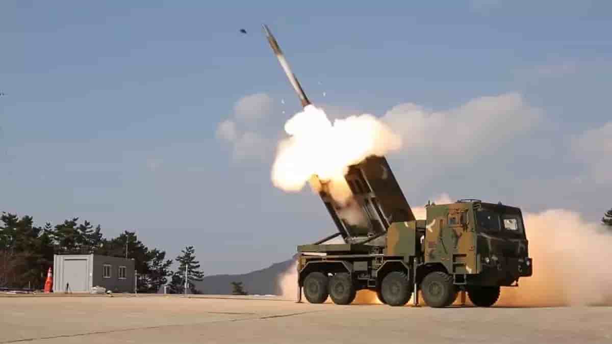 Tir d'une roquette depuis un lance-roquettes multiple K239 Chunmoo.